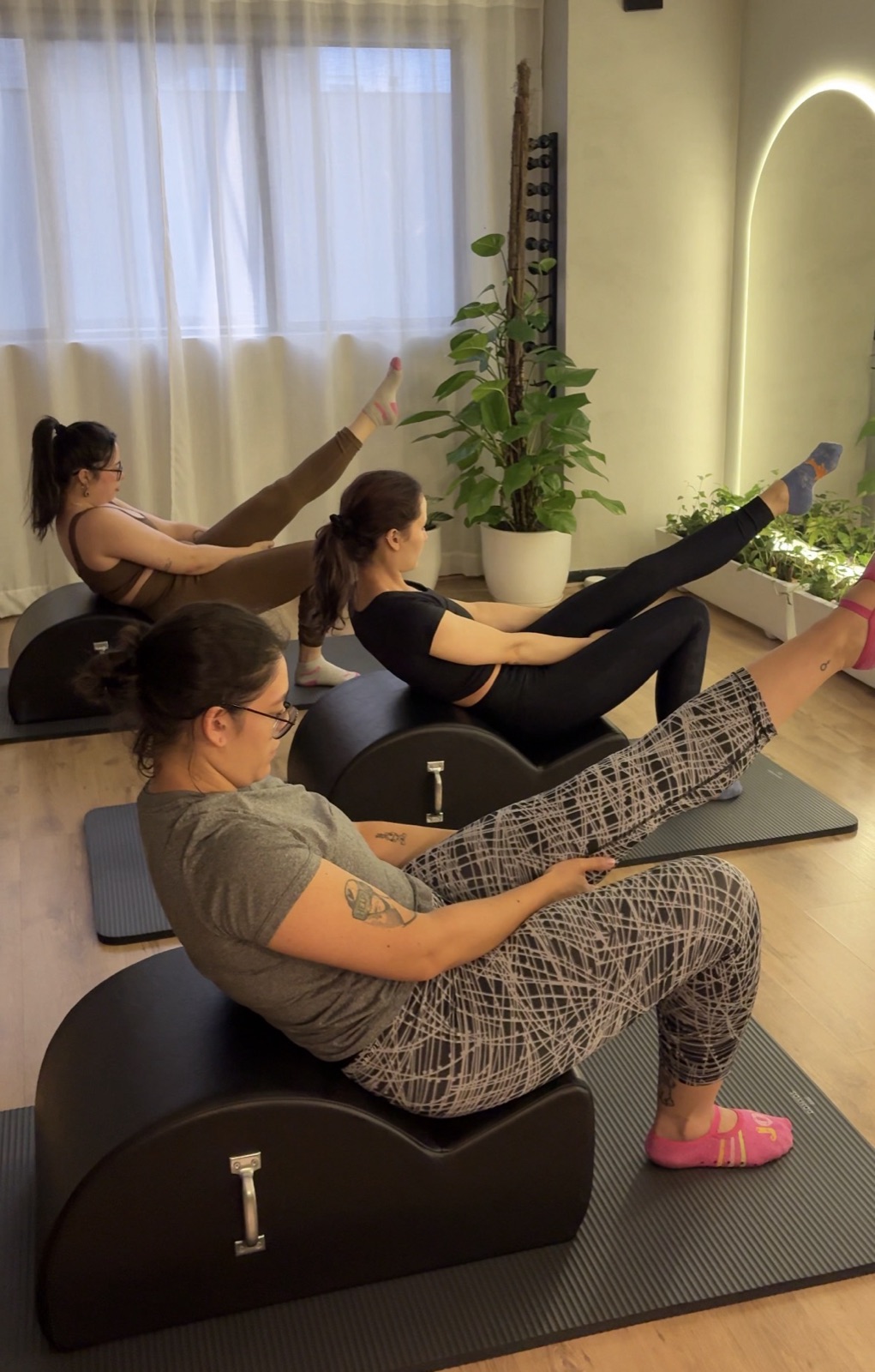 Aluna em aula de Mat Pilates
